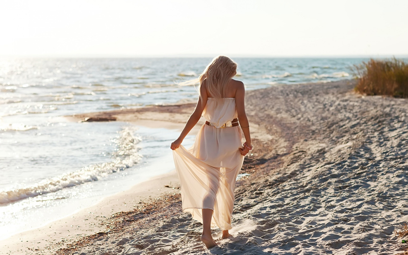 Walking on the beach: 5 benefits of walking barefoot on the beach sand.